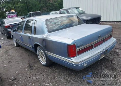 1995 Lincoln Town Car Executive z USA, uszkodzony, nr VIN 1LNLM81W9SY676031